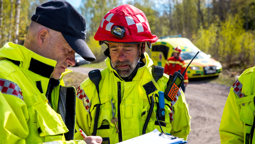 En räddningsledare blir intervjuad En räddningsledare blir intervjuad