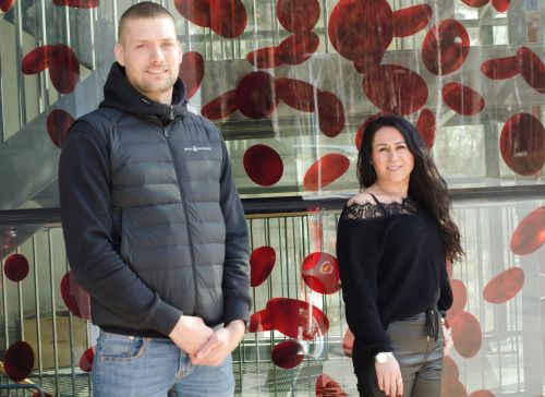 Marcus Wöyer och Khuzama Touma är två av medarbetarna i Nyköpings beredskapsvärn. Här står de utanför Nyköpings brandstation.