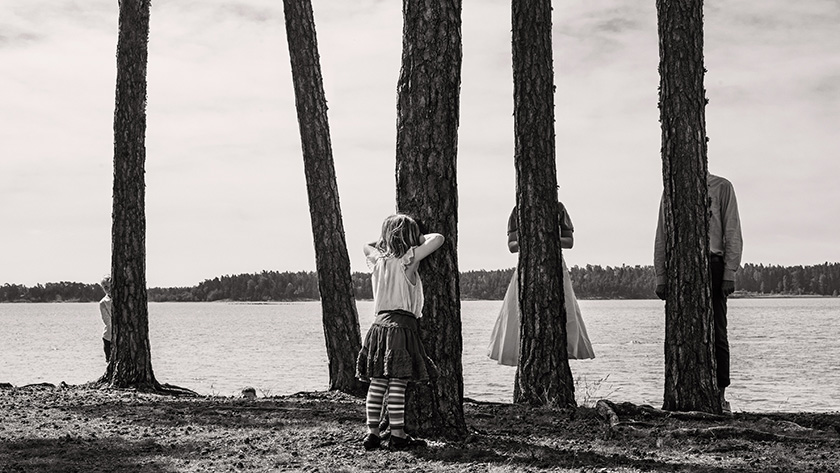 Svartvit bild vid havet i Nyköping. Alla modeller kommer från Nyköping.