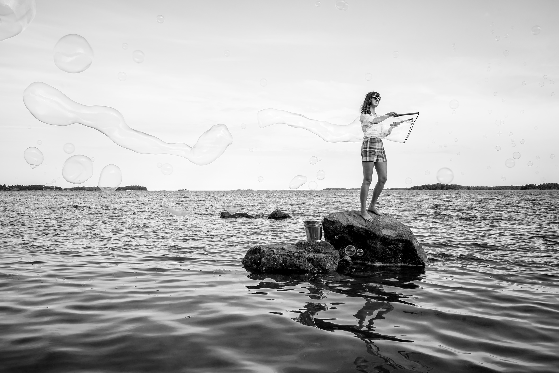 Svartvit bild vid havet i Nyköping. Alla modeller kommer från Nyköping.